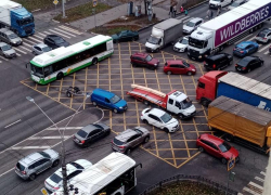 Перекресток с «вафельницей» погряз в пробке из-за светофоров в Воронеже 