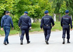 В подъезде дома на 9 Января избили и ограбили воронежца