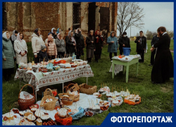 Яйца и куличи освятили на фоне разрушенного храма в Воронежской области