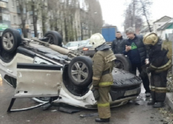 Японский кроссовер перевернулся после столкновения с «Нивой» в Воронеже