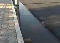 Утечка превратила одну из центральных улиц Воронежа в реку