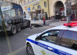  Опубликовано видео наезда грузовика на мотоцикл в центре Воронежа