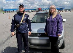 Автоинспекторы помогли забывчивой женщине вернуть документы на трассе под Воронежем