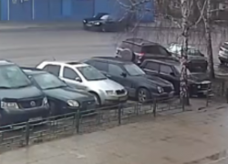 Момент столкновения сдававшей назад Audi и пешехода попал на видео в Воронеже 