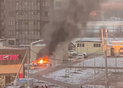 Зарево на весь двор: в воронежском микрорайоне Шилово загорелась машина 