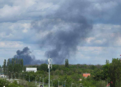 Черный столб дыма в небе встревожил жителей Воронежа