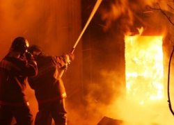 Горящую баню в Воронежской области тушили 7 пожарных