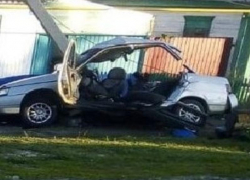 Легковушку разорвало пополам столбом в Воронежской области