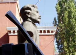 В этом году памятнику Пятницкому исполнится 25 лет