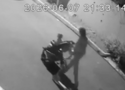 Мама с коляской под шумок украла чужой самокат и попала на видео в Воронеже