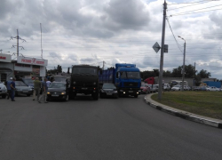 Массовое ДТП с грузовиками в Воронеже парализовало движение