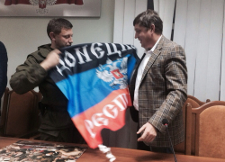 Глава ДНР Александр Захарченко вручил Олегу Пахолкову флаг республики