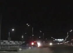 Момент вылета машины с дороги и тарана знака сняли в Воронеже 