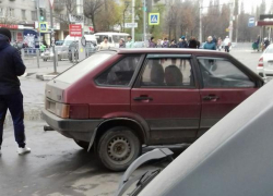 Воронежец давил сбитую бабушку, пока его не вытащили из машины очевидцы