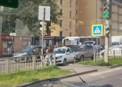 Две легковушки столкнулись в ДТП на остановке «Дубрава» в Воронеже