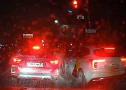 «Когда спешишь на заказ, красного не существует»: опрометчивый поступок таксиста попал на видео в Воронеже