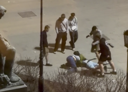 Избиение парня толпой сняли на видео прямо в центре Воронежа 