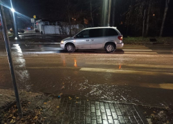 Иномарка сбила двух человек в воронежском микрорайоне Придонской: пострадала 10-летняя девочка