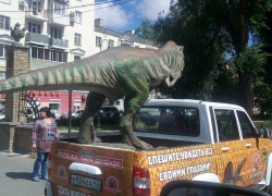 Динозавр едва не спровоцировал аварию в Воронеже