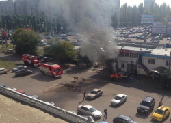 У крупного гипермаркета на глазах у воронежцев полыхал автомобиль Opel