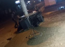 Врезавшийся в столб Jaguar сняли на видео в Воронеже