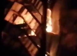 Страшный ночной пожар в воронежской многоэтажке сняли на видео