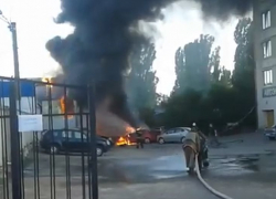 Полыхающие машины у автосалона попали на видео