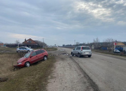 Lada столкнулась с иномаркой в воронежском селе – пострадали 3 человека