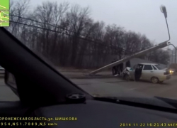 В Воронеже «десятка» снесла столб