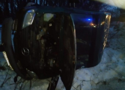 Mercedes улетел в кювет и перевернулся на воронежской трассе