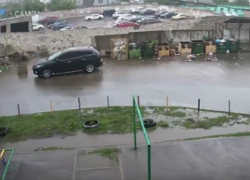 Момент падения стены на автомобили в Воронеже попал на видео