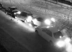 На видео попало, как пьяный водитель иномарки таранит 15 автомобилей в Воронеже