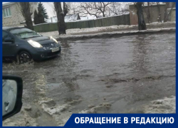Дорогу у поликлиники затопило в Воронеже 