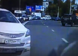 На видео сняли, как водитель устроил ДТП, объезжая пробку по встречке в Воронеже 