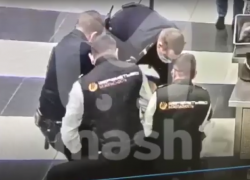 Драка пьяного дебошира из Воронежа, охранников и полицейских Шереметьево попала на видео 