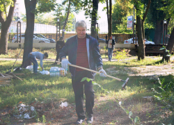 Депутаты гордумы Воронежа во главе со спикером Владимиром Ходыревым навели порядок в Бринкманском саду