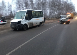 Фото с места ДТП маршрутки и УАЗ показали в Воронеже 
