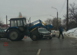 В Воронеже трактор загреб под себя автомобиль