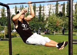 Невероятные подтягивания на одной руке показал на видео воронежец