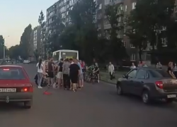 Опубликовано видео ДТП со скутеристом и пазиком в Воронеже 