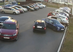 Автоновичок выбил тройной "страйк" на воронежской парковке