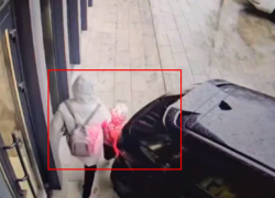 Домохозяйка на кроссовере едва не сбила маму с ребенком на тротуаре в Воронеже 