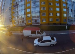 На видео показали, как иномарка сбивает ребенка в Воронеже