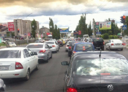 Автомобилисты пожаловались на жуткую пробку на Левом берегу Воронежа 
