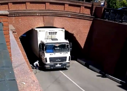 Саранский грузовик стал новой «жертвой» воронежского «моста глупости»