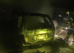 Опубликовано фото сгоревшего автомобиля на парковке в воронежском ТЦ