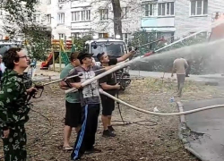 Коммунальщики смекалкой усмирили пожар и спасли жителей воронежской многоэтажки – видео