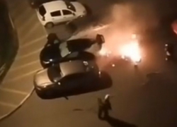На видео попало, как пожарные медлят тушить загоревшееся авто в Воронеже