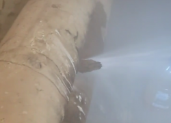 «Вода хлещет с 6 утра»: 80-летний дом в Воронеже ежегодно топят потоки кипятка из лопнувшей трубы