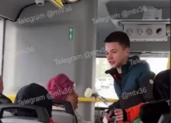 Чарующий милотой сюрприз бабушкам устроили дети в воронежском автобусе